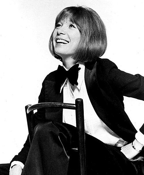 Shirley MacLaine, 1976