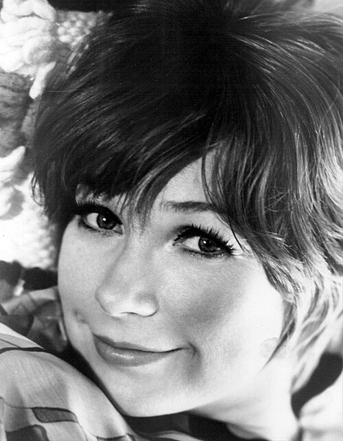 Shirley MacLaine, 1940