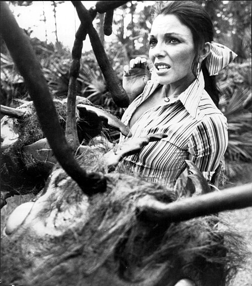 Joan Collins, 1977